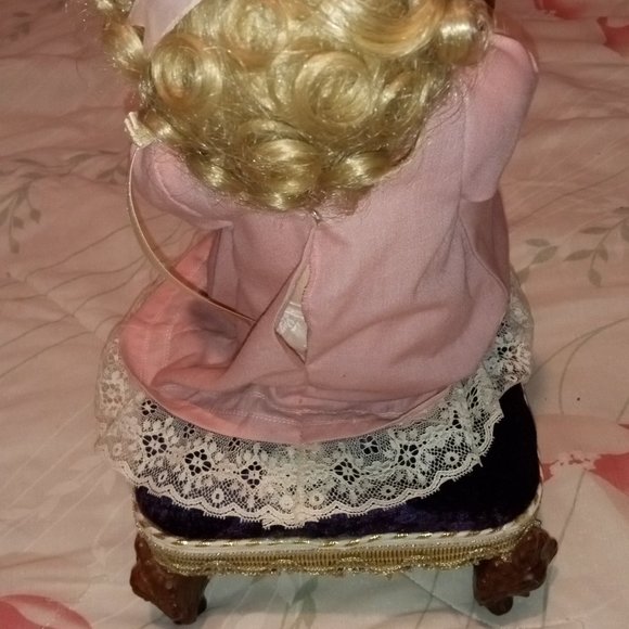 VINTAGE "MEMORIES OF CHILDHOOD" 18" MARY DOLL W/ STOOL BY RICHARD SIMMONS - Picture 12 of 16